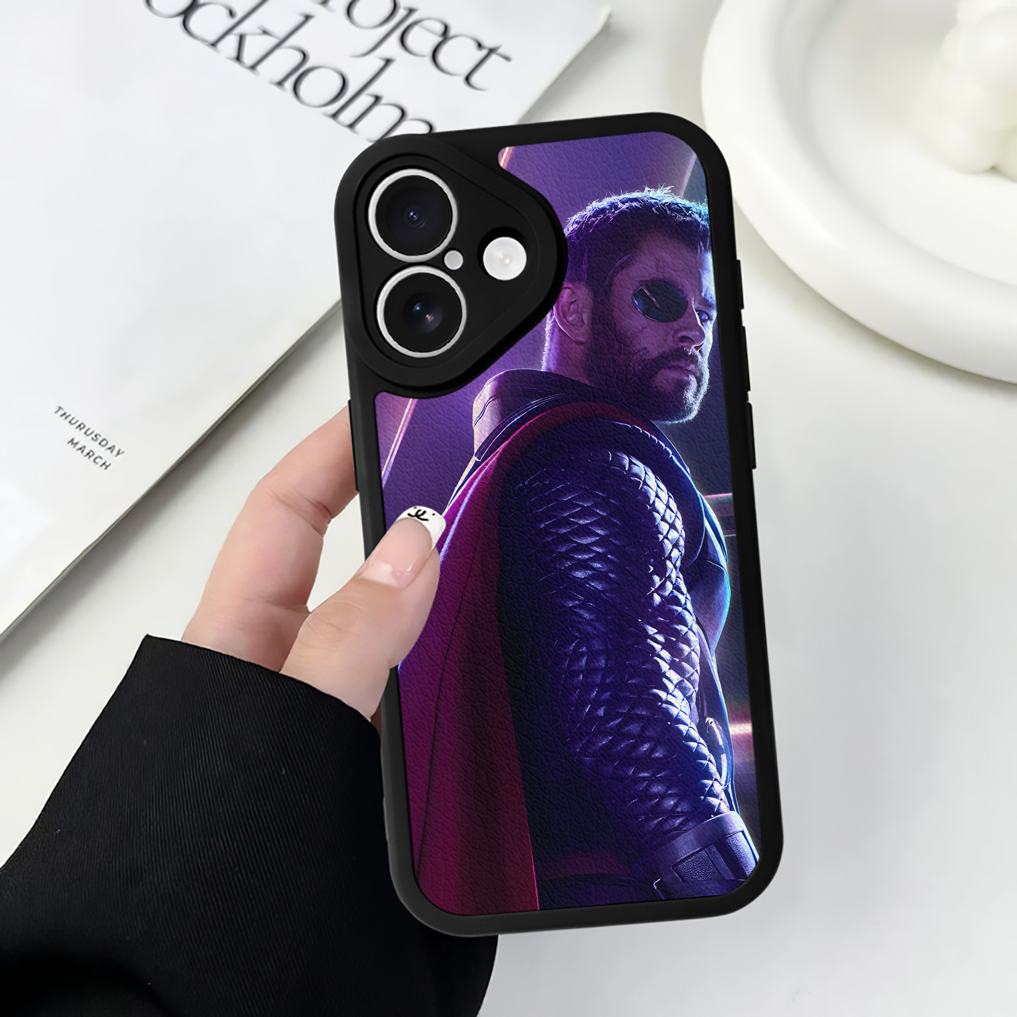 （画像用） アベンジャーズ The Avengers 【iPhone 16シリーズ対応】シリコンスマホケース（レザー調） 材質：シリコン